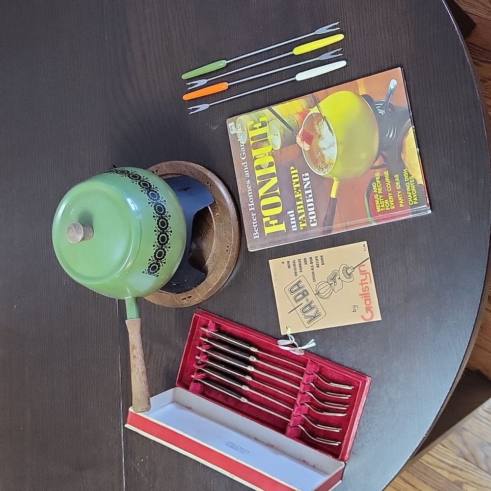 *VINTAGE* Fondue Set with Forks and Recipe Books